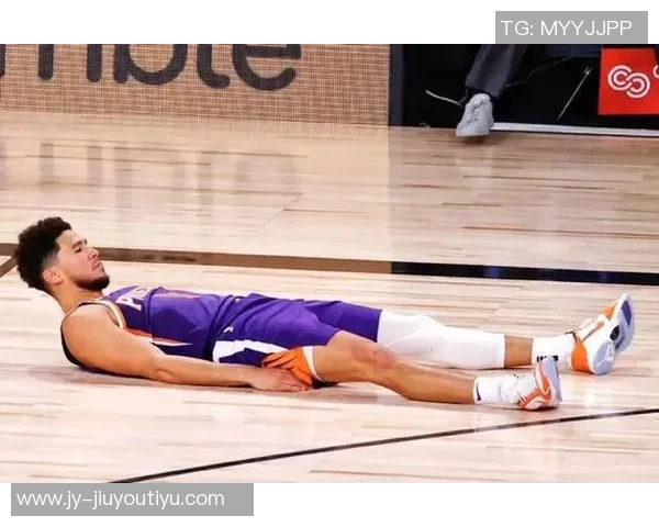 布克半场展现得分能力9投4中贡献14分2板5助表现抢眼